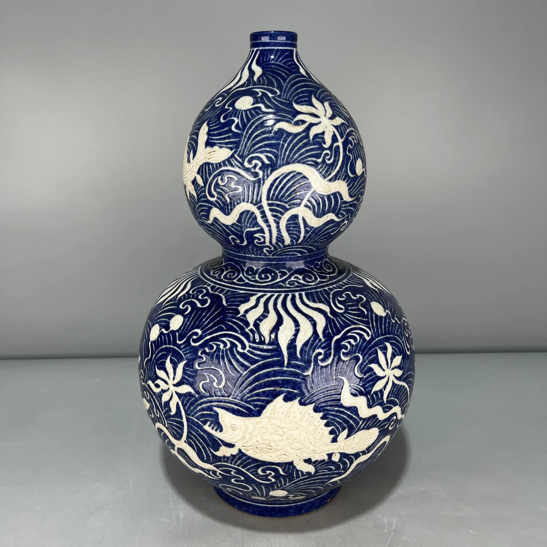 仿古瓷 仿古雪花蓝留白暗刻鱼藻纹葫芦瓶