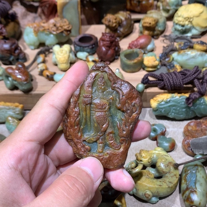 未镶嵌岫岩河磨玉（透闪石质玉）挂件