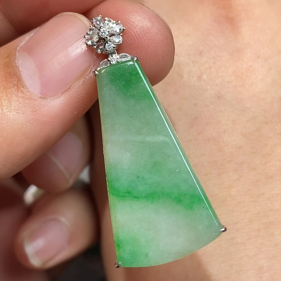 翡翠颈饰18K金镶嵌无事牌