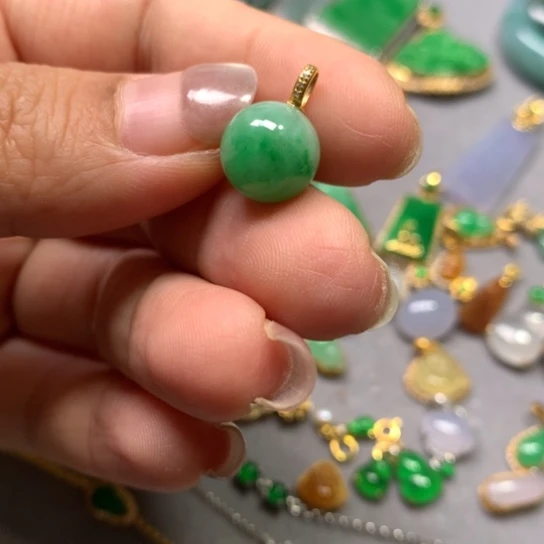 颈饰18K金镶嵌翡翠