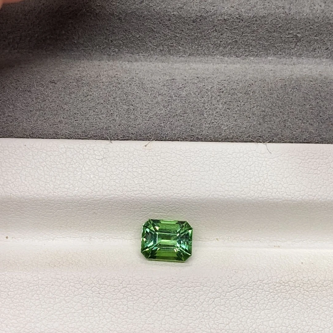 裸石碧玺未镶嵌2.055克拉天然薄荷绿碧玺