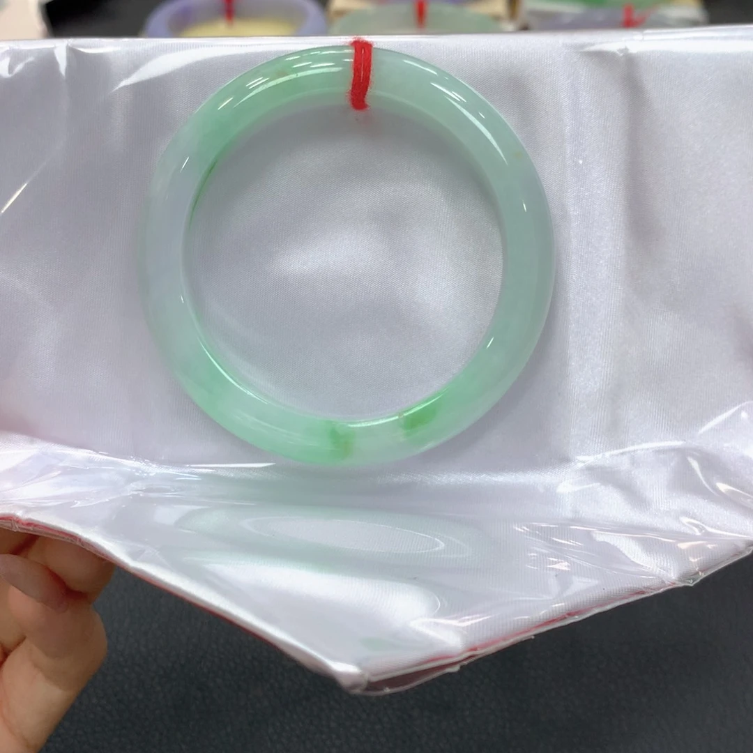 翡翠手镯未镶嵌翡翠