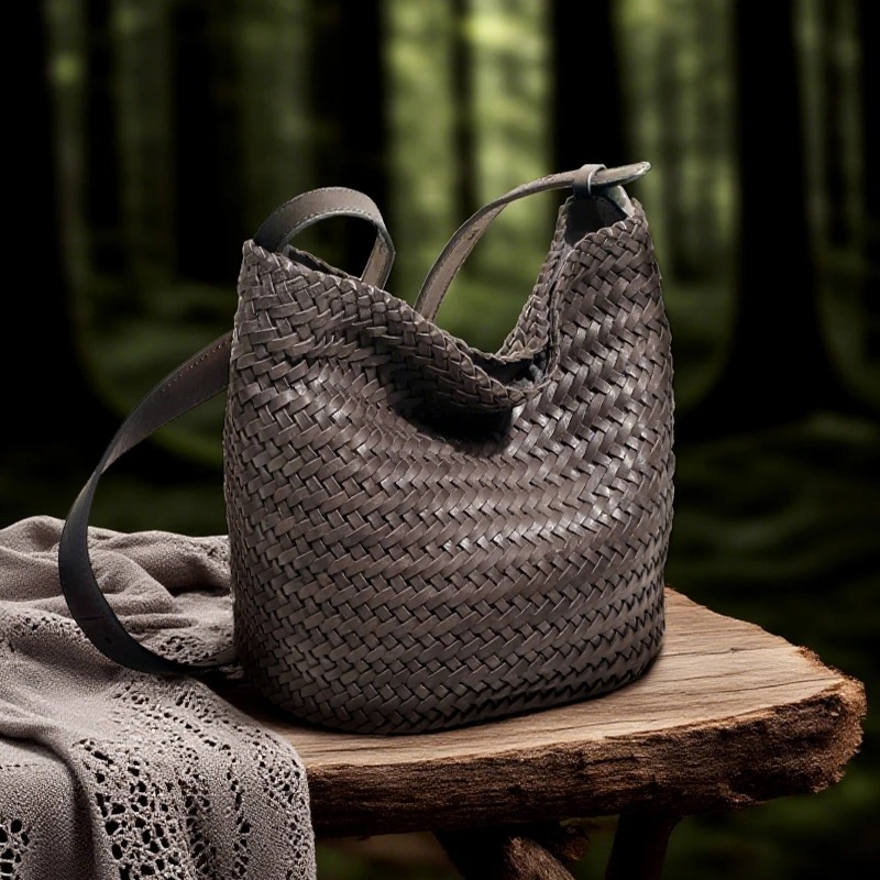 [冰语]2025百搭新款 慵懒简约风 手工编织牛皮水桶单肩包-240618