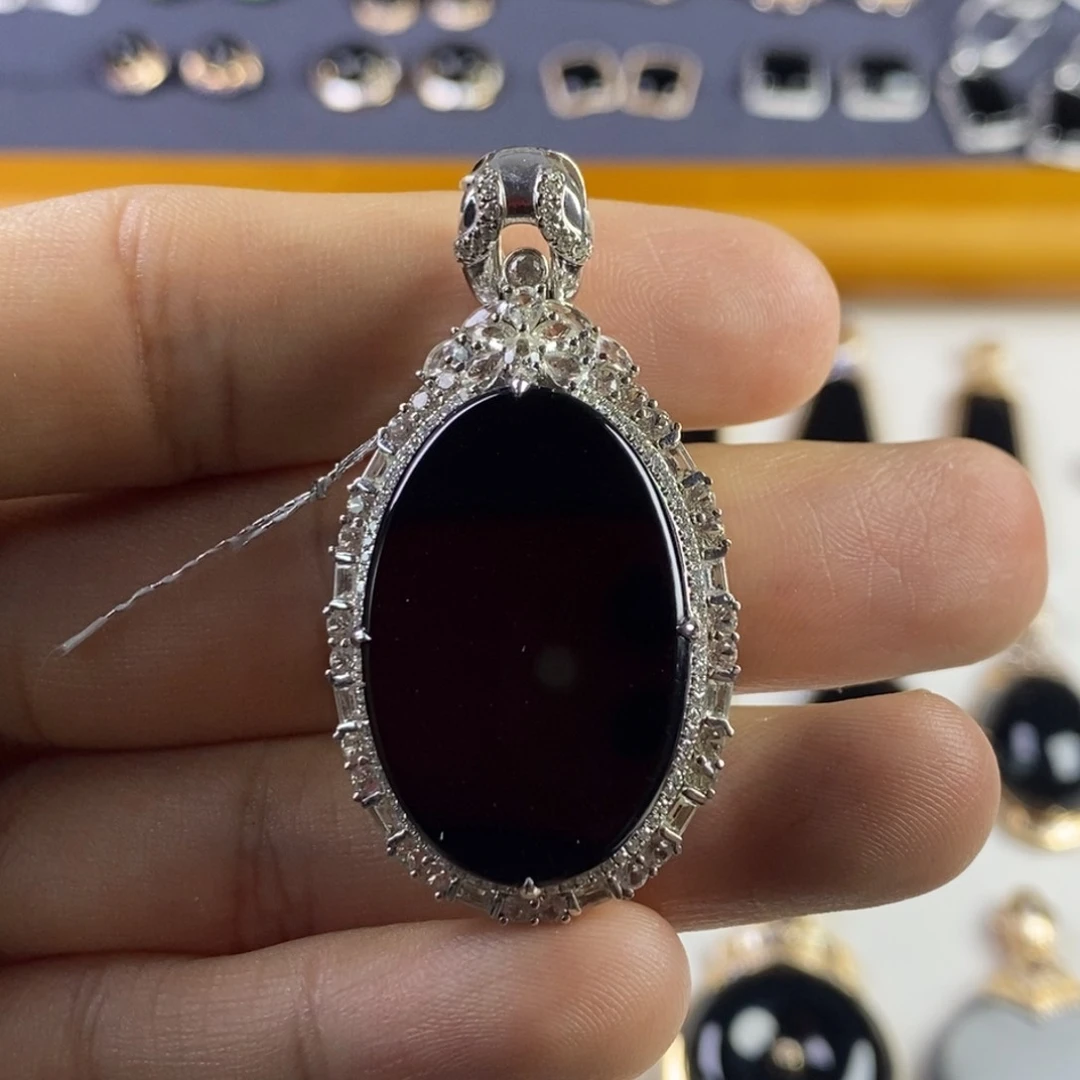 颈饰18K金镶嵌翡翠