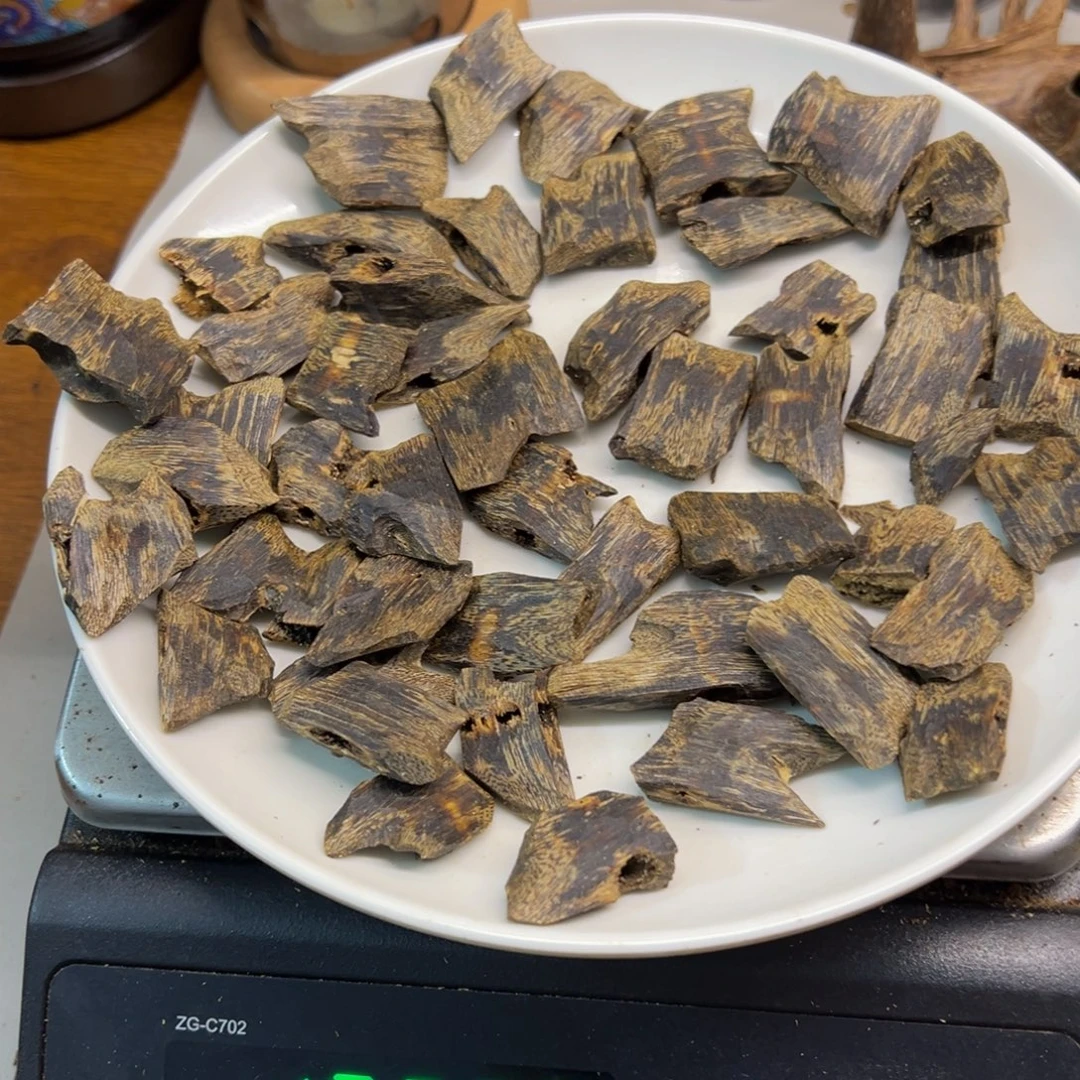 沉香沉香碎屑透顶绿老料102克