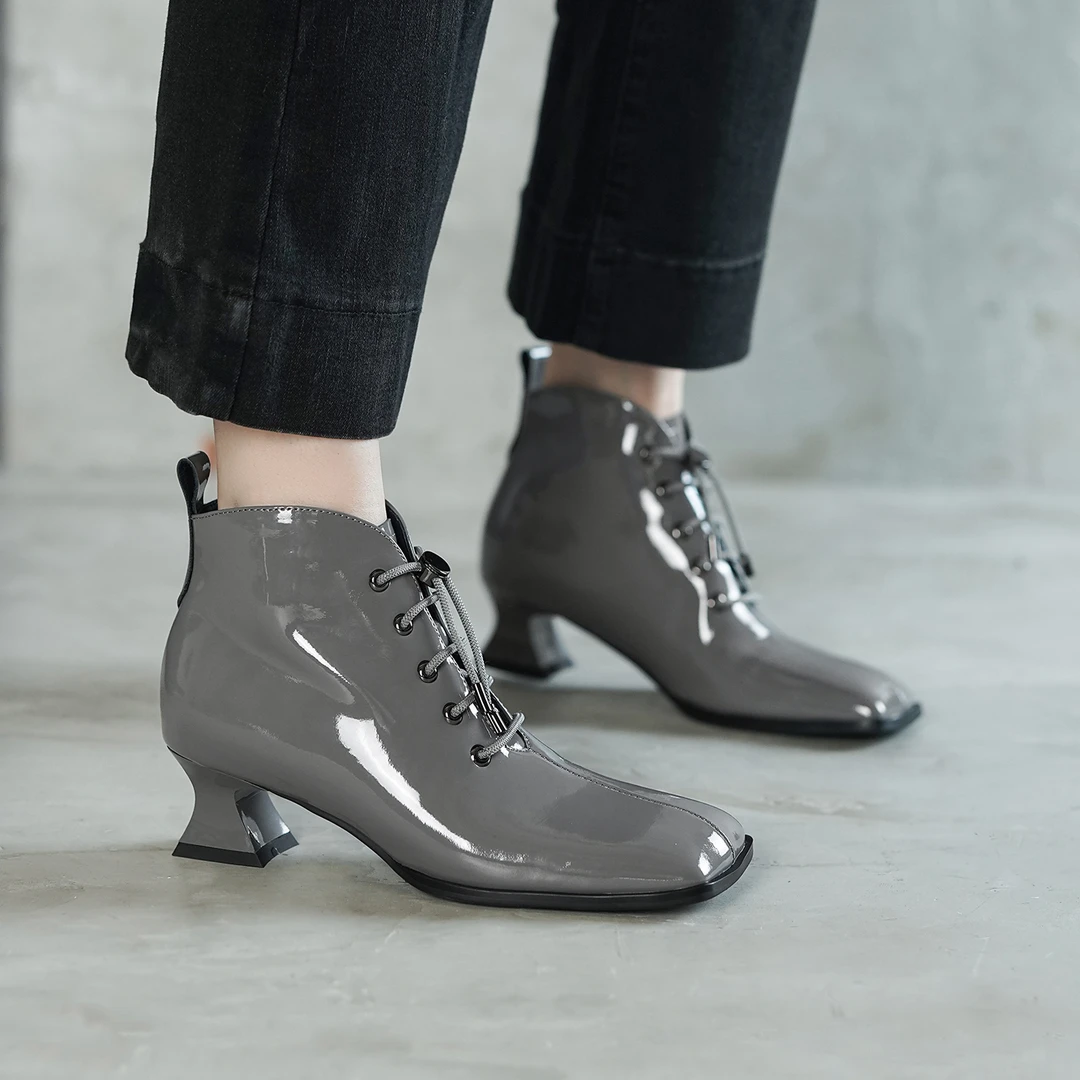 4.5cm漆皮系带短靴女冬季粗跟方头百搭时装靴真皮前系带马丁靴子