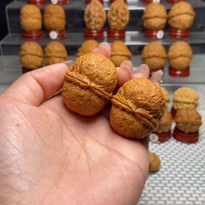 文玩核桃把件35铁绣球。