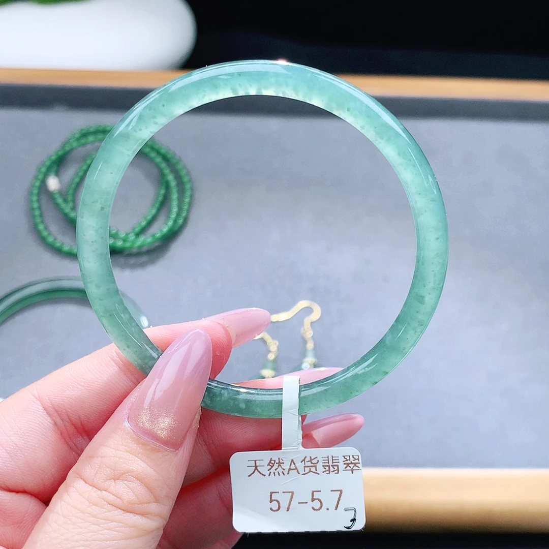 未镶嵌手镯（圆镯）翡翠