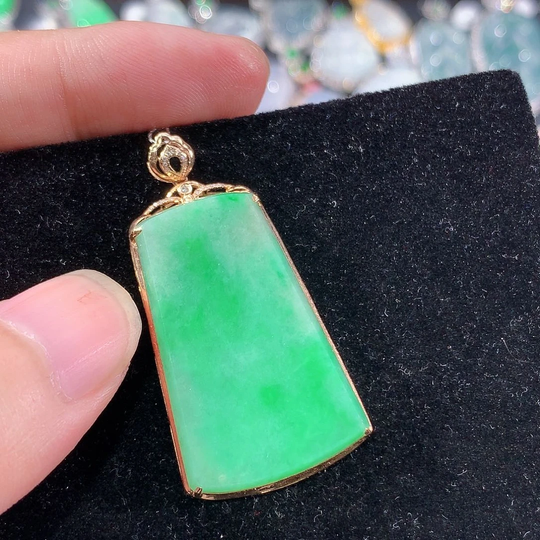 翡翠18K金镶嵌颈饰