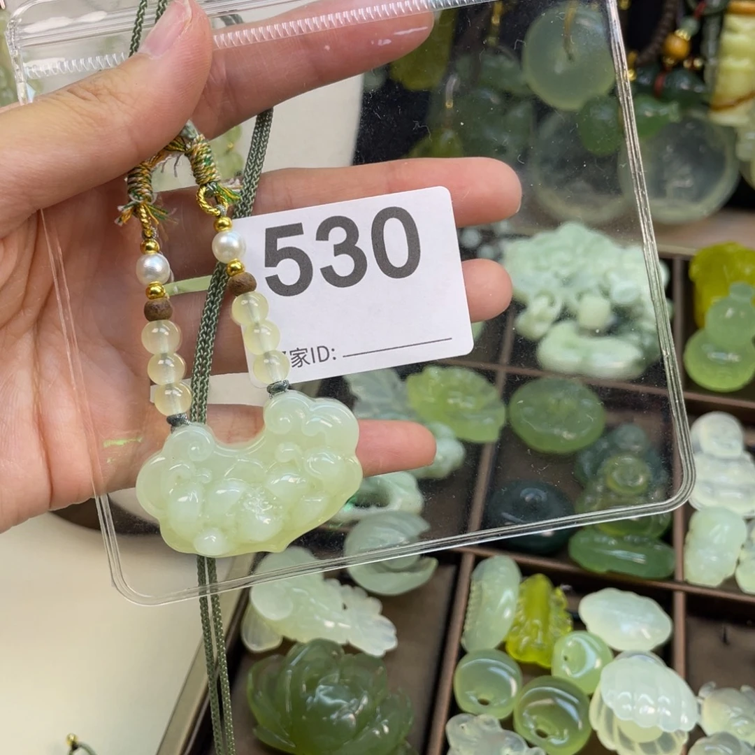 蛇纹石玉未镶嵌颈饰