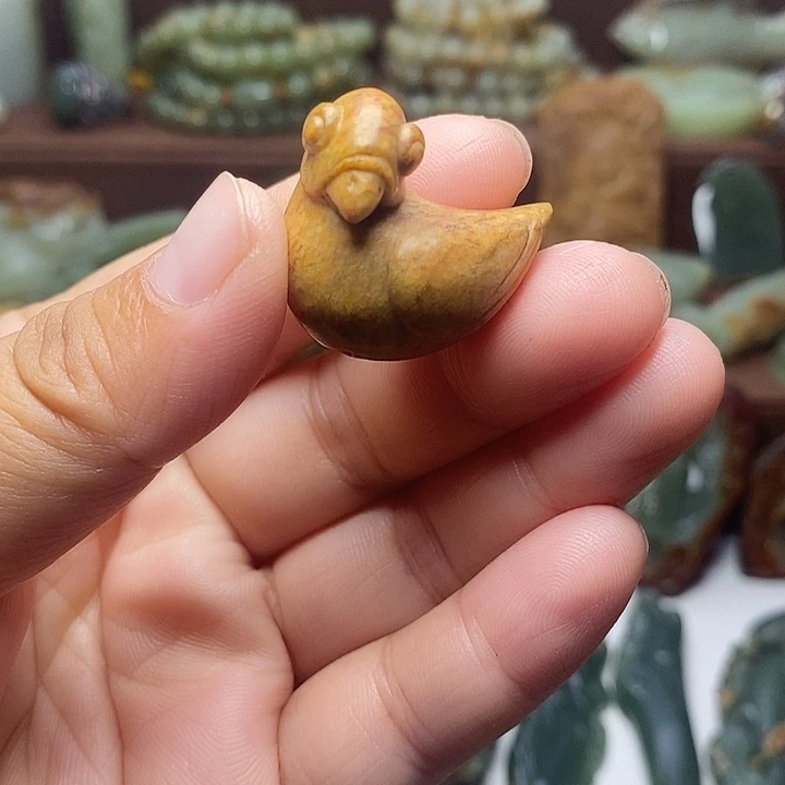 颈饰未镶嵌岫岩河磨玉（透闪石质玉）