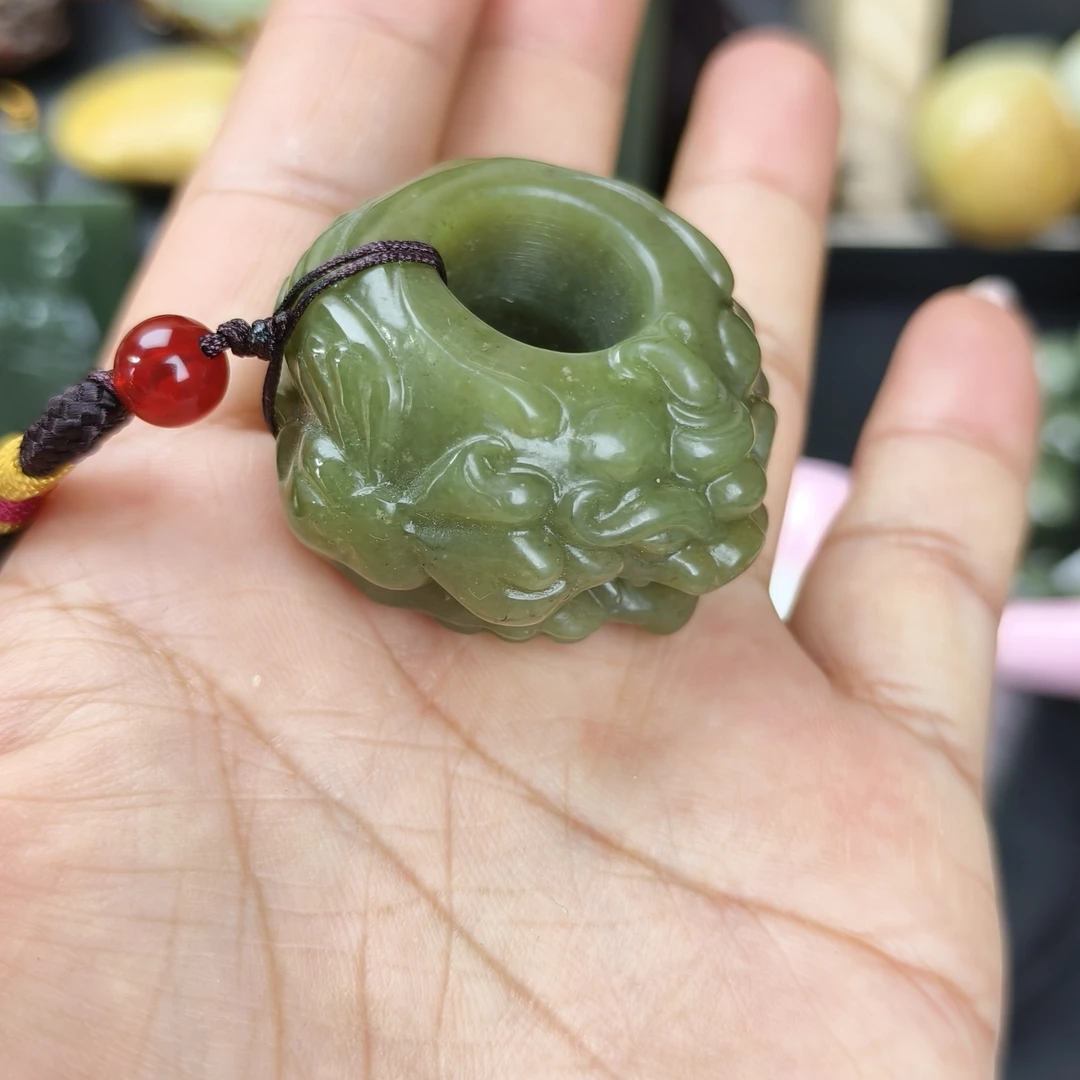 和田玉兽面扳指手把件