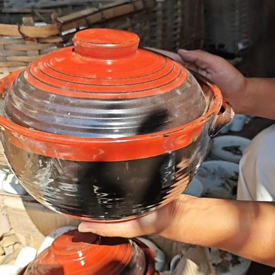 库存微瑕铁红釉砂锅一个
