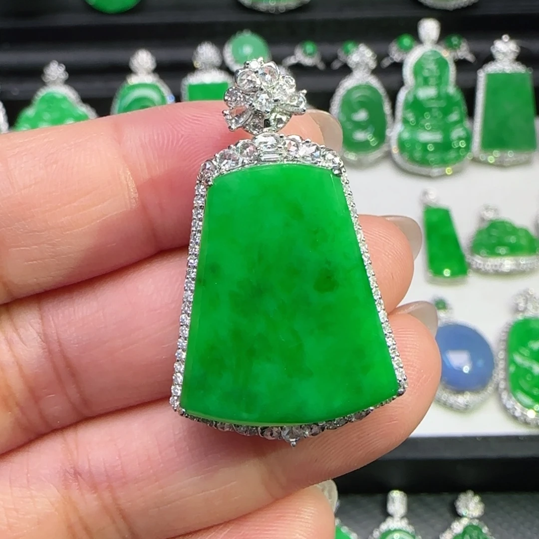 翡翠18K金镶嵌颈饰吊坠