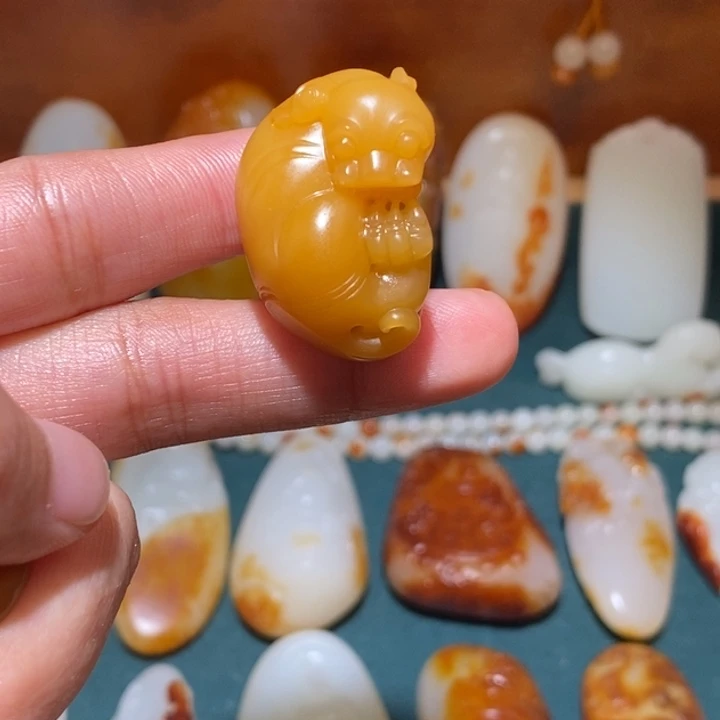 烟***鬼和田玉未镶嵌颈饰