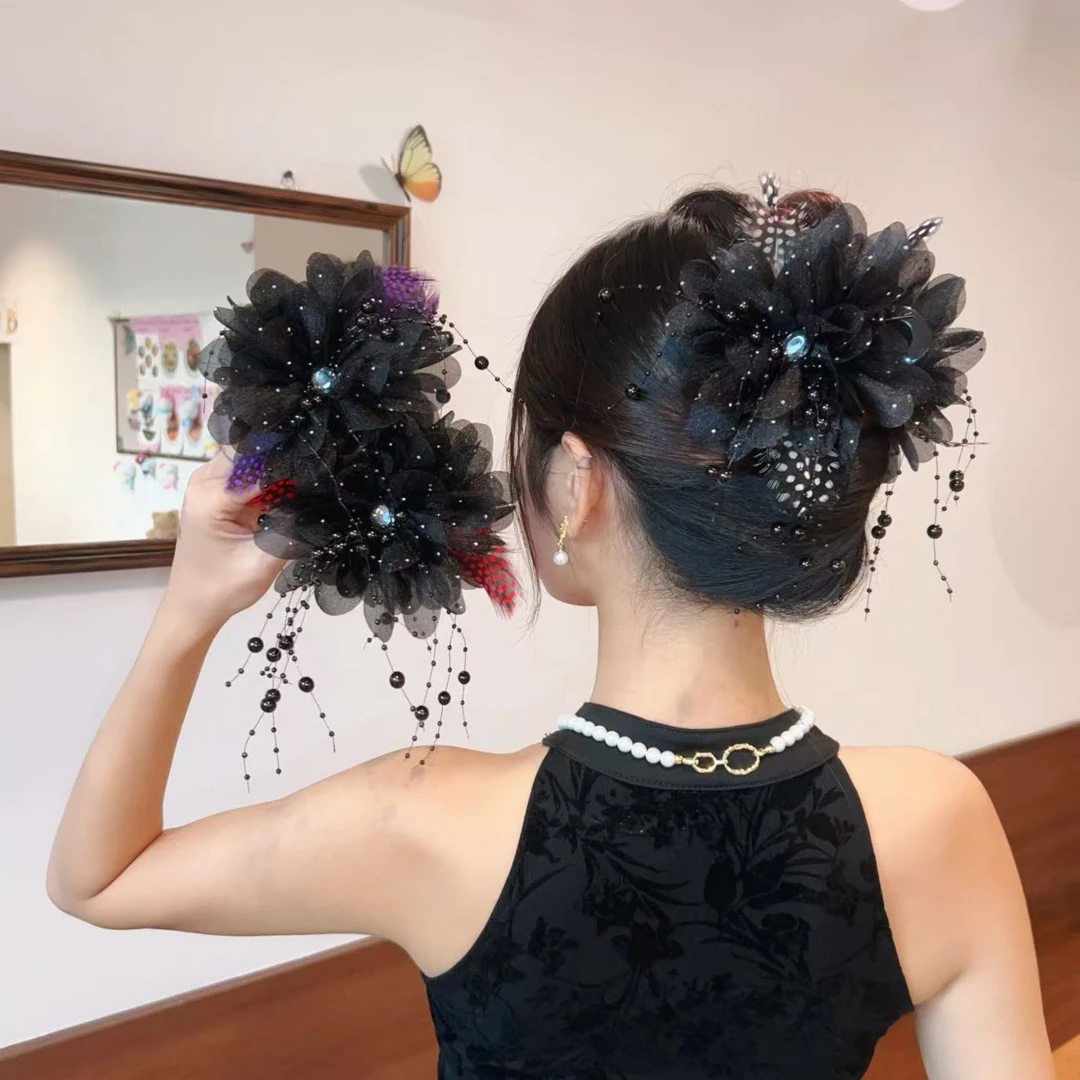 2025时尚秋冬新款奢香夫人珠珠羽毛鲨鱼夹高级感百搭发夹抓夹