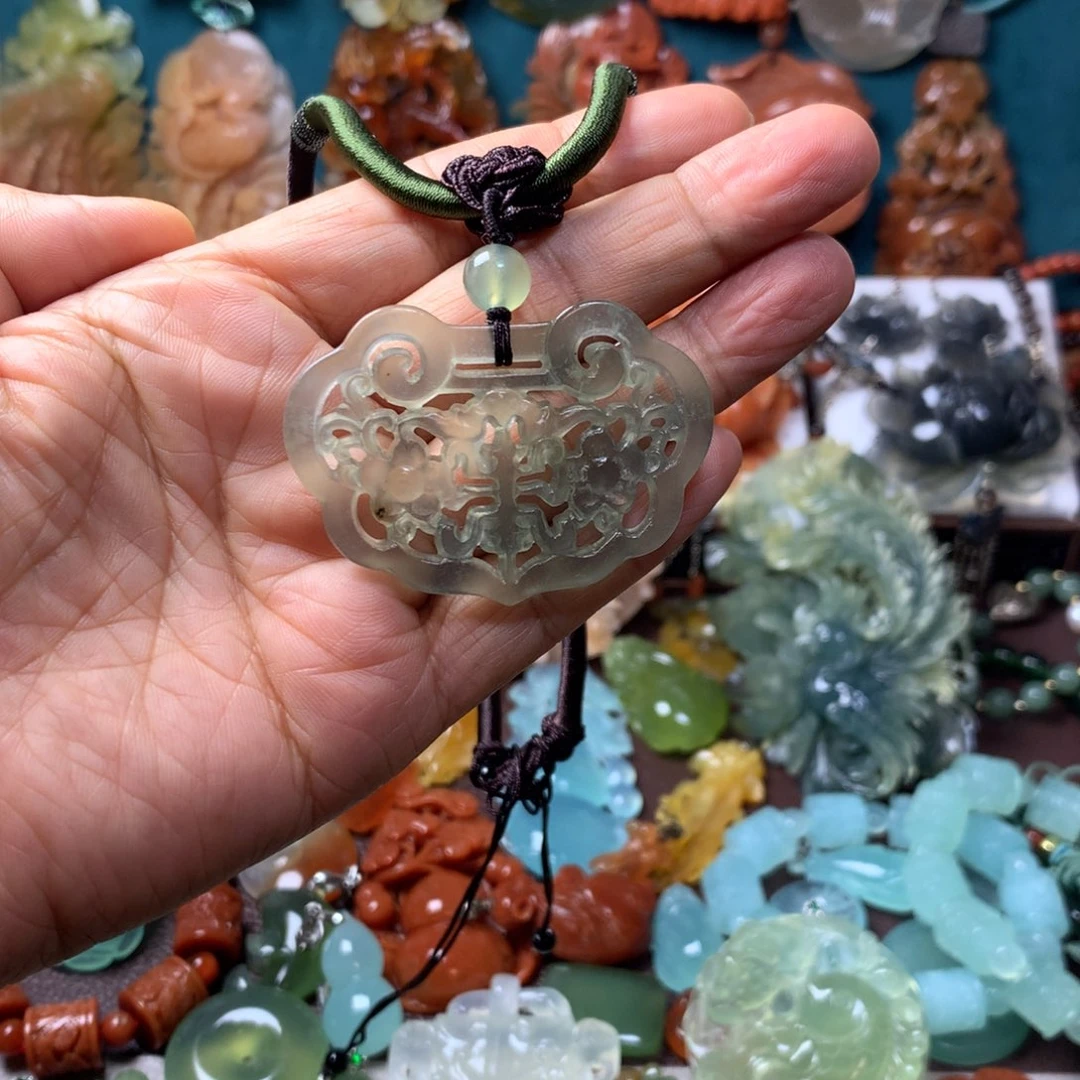 蛇纹石玉未镶嵌挂坠