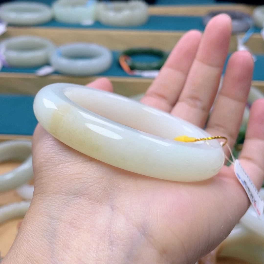 茜***茜和田玉手镯未镶嵌
