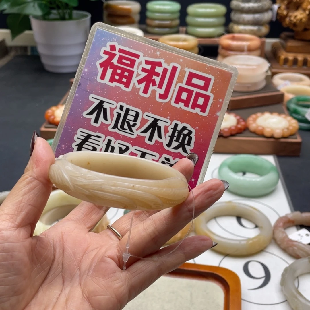 芯***哥石英岩玉未镶嵌手镯