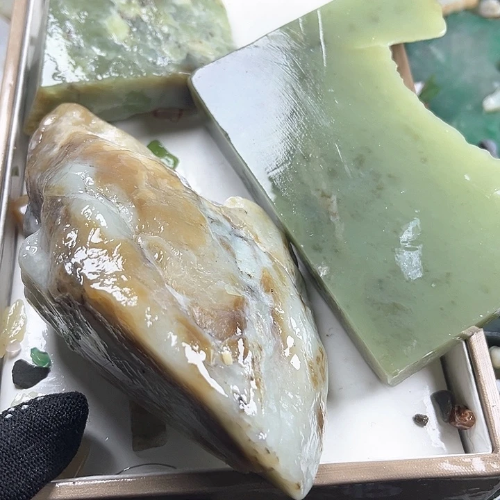 和田玉（糖玉）和田玉边角料9K金镶嵌小***了