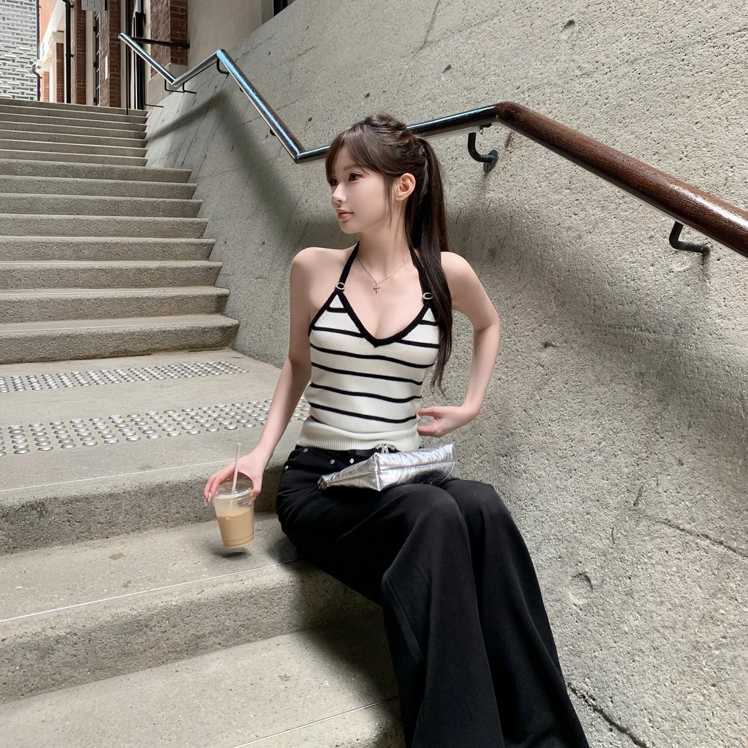 超火的 简约时髦紧身挂脖钻扣针织吊带气质v领背心