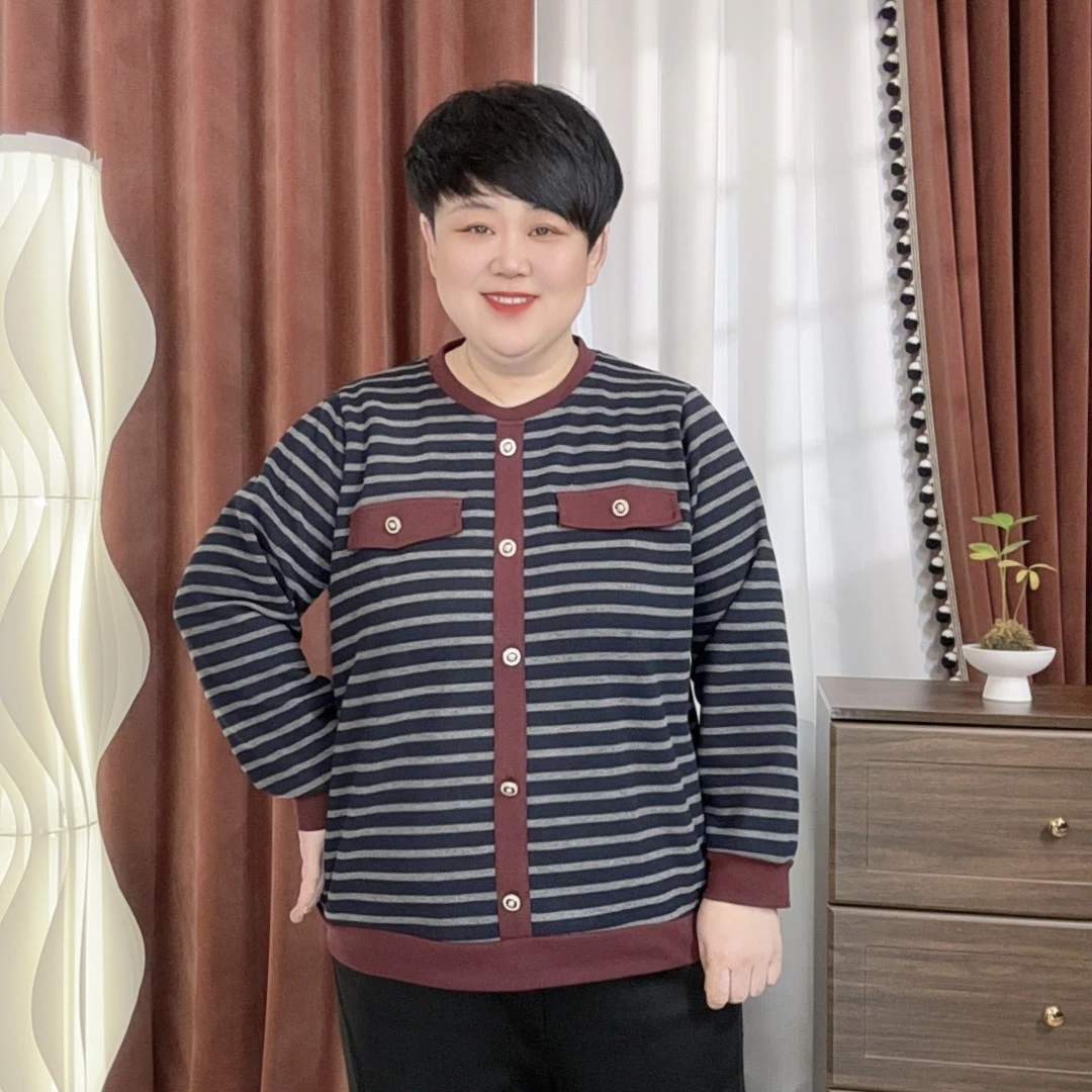 冬季新款1706大码女装 圆领条纹长袖常规拼接纽扣装饰圆领妈妈装