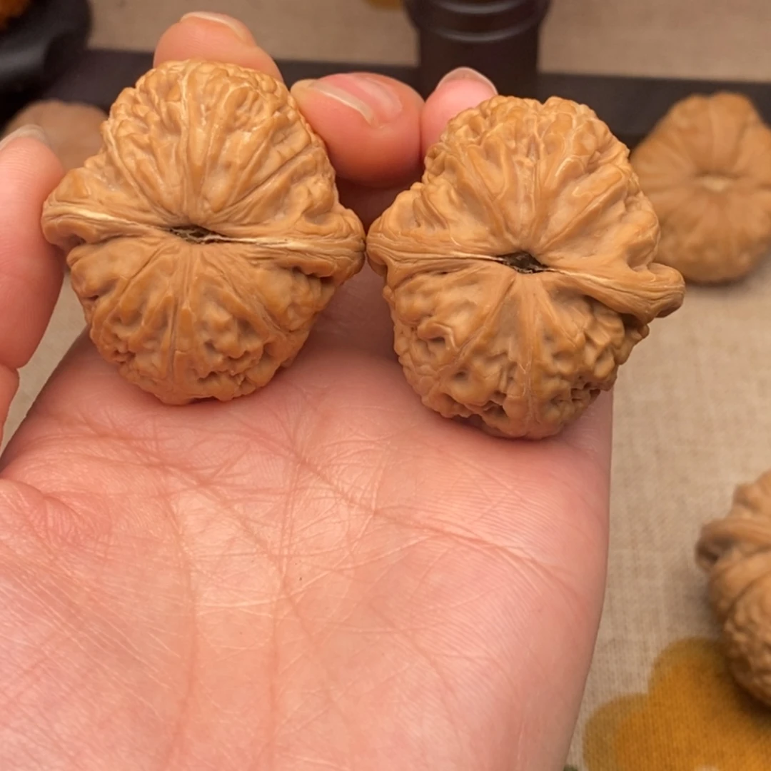 尹***、文玩核桃把件元宝