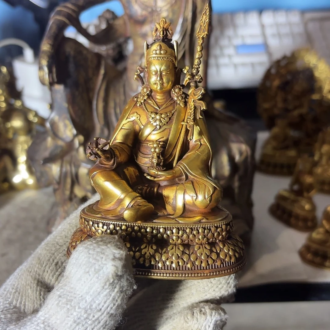 李*地莲花生藏佛鎏金摆件