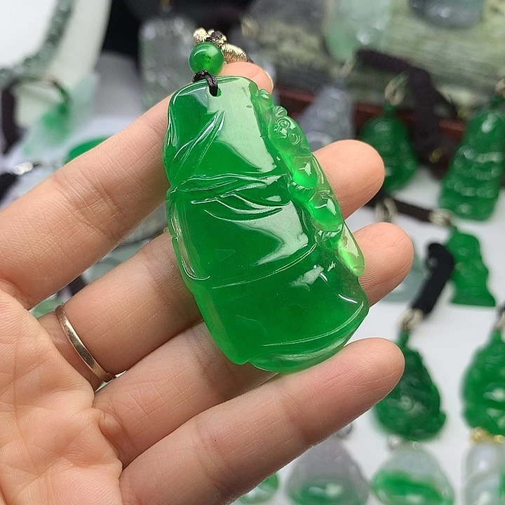 翡翠未镶嵌吊坠(赠链)