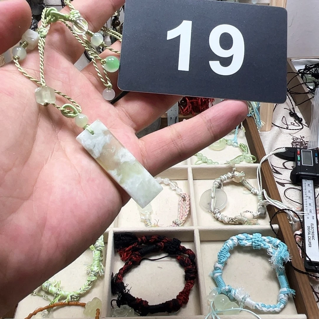 顾***舒蛇纹石玉合金颈饰