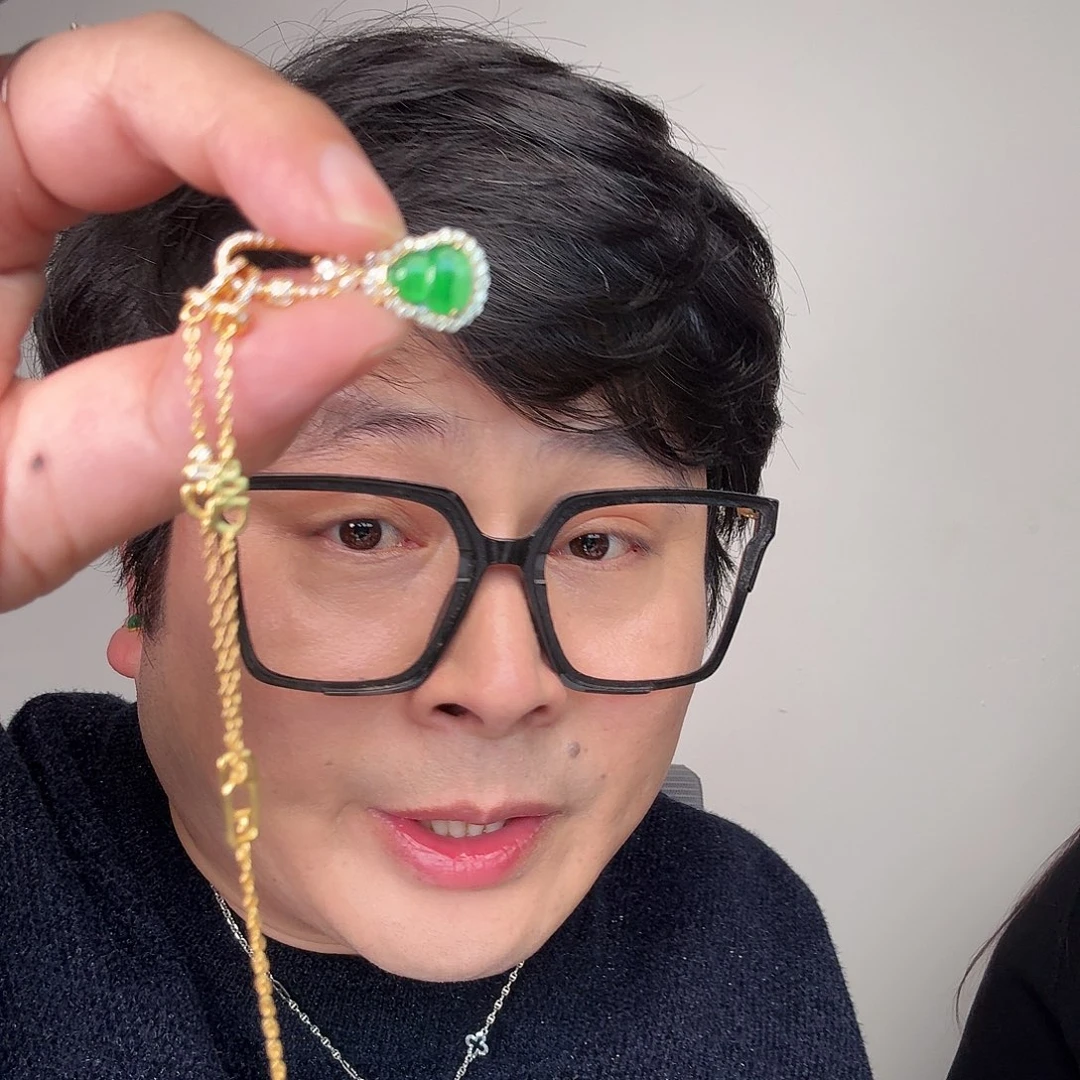 奶****翡翠未镶嵌颈饰一件