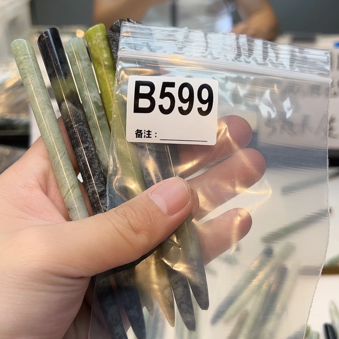 乐***吕未镶嵌蛇纹石玉发饰