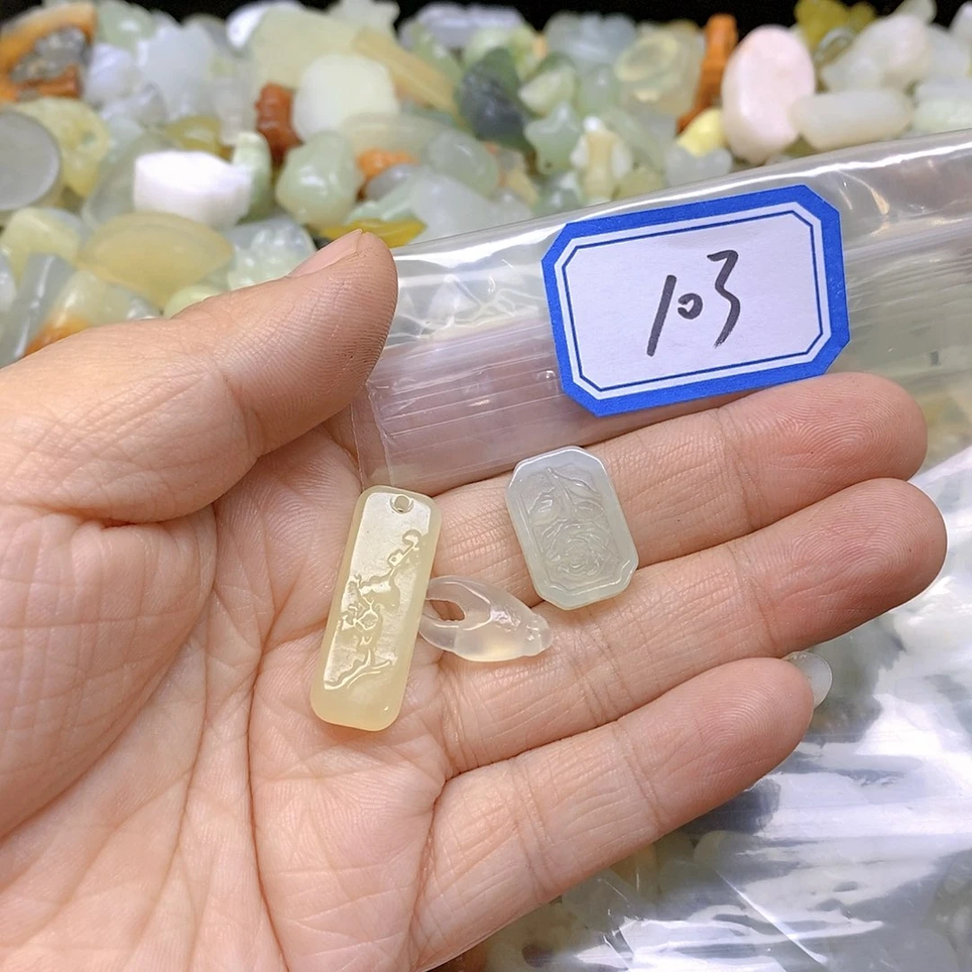 蛇纹石玉颈饰未镶嵌抱****星103