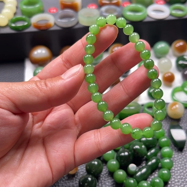 颈饰未镶嵌和田玉（碧玉）