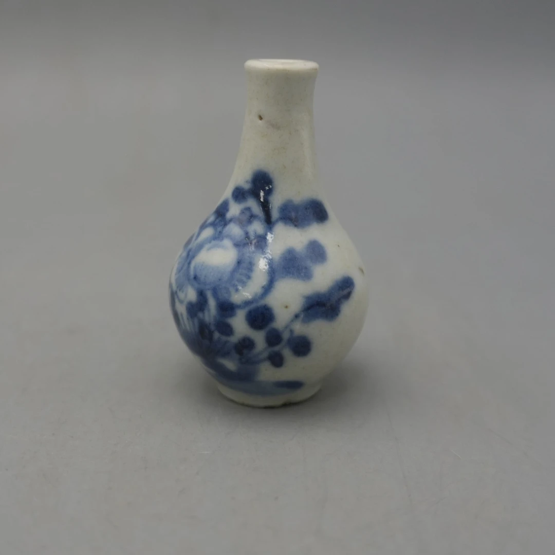 青花花卉精美小赏瓶