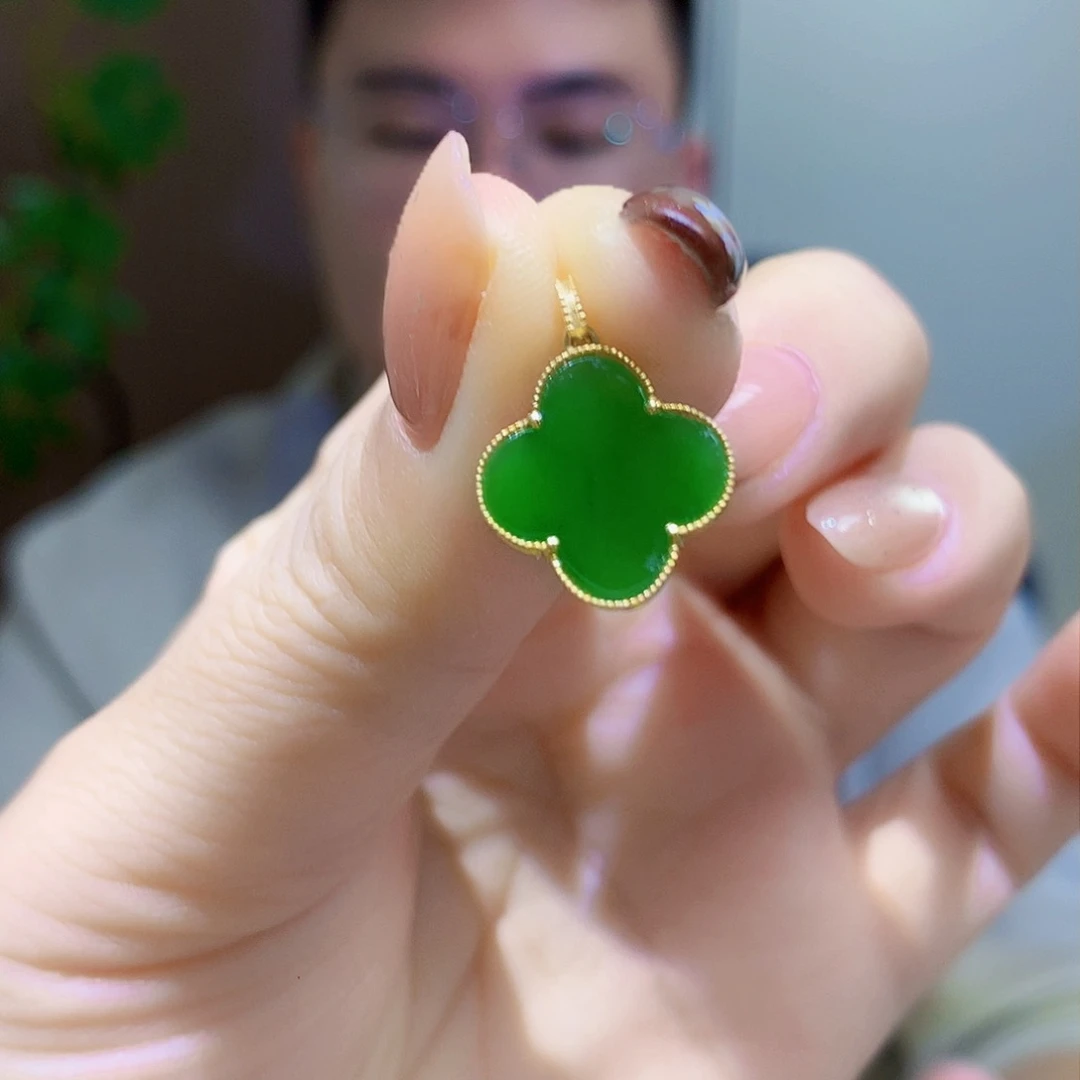 颈饰18K金镶嵌和田玉（碧玉）