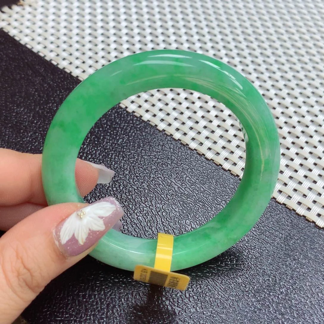 翡翠手镯未镶嵌缅甸