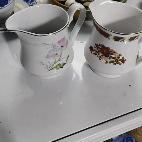 瓷片瓷片，各种摆件，均有瑕疵。沙锅！