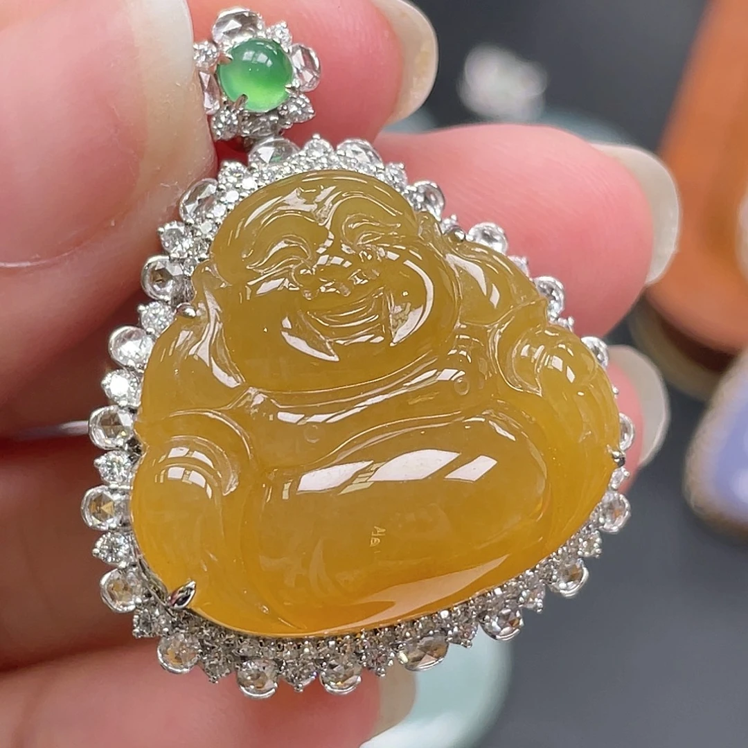 翡翠18K金镶嵌颈饰黄翡佛公