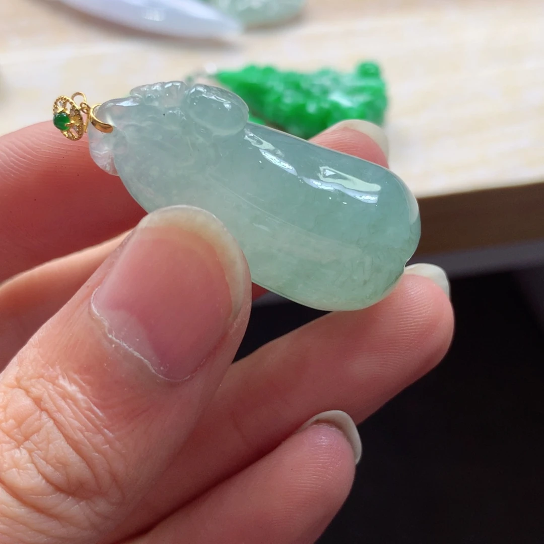 翡翠18K金镶嵌颈饰吊坠