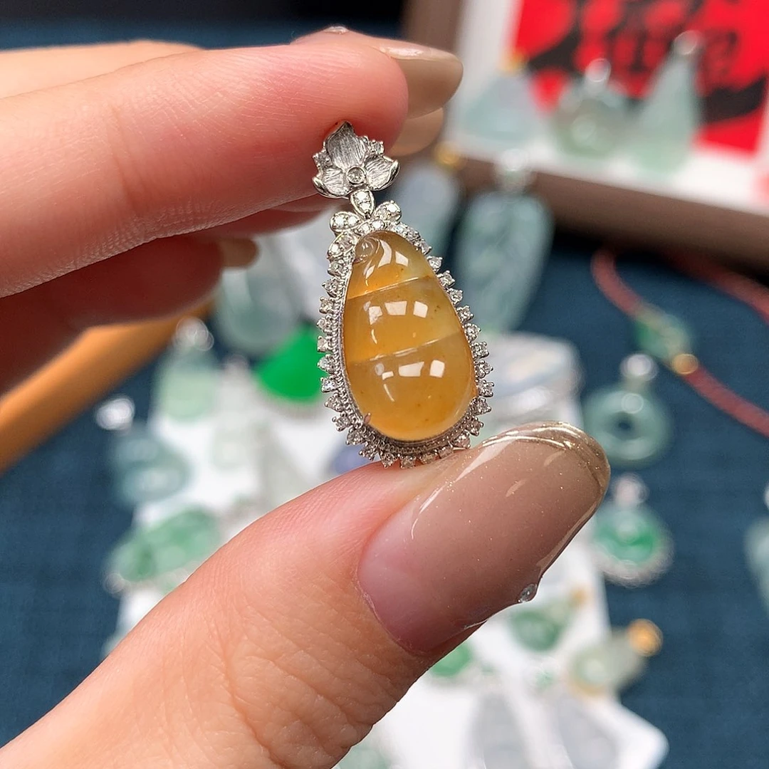 颈饰18K金镶嵌翡翠
