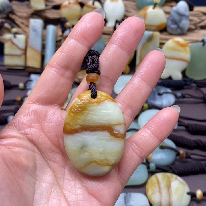 蛇纹石玉未镶嵌颈饰