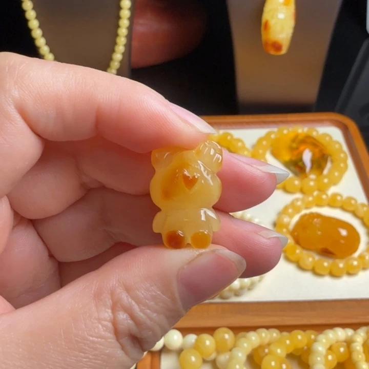 蜜蜡未镶嵌裸石俏色蜜蜡小熊