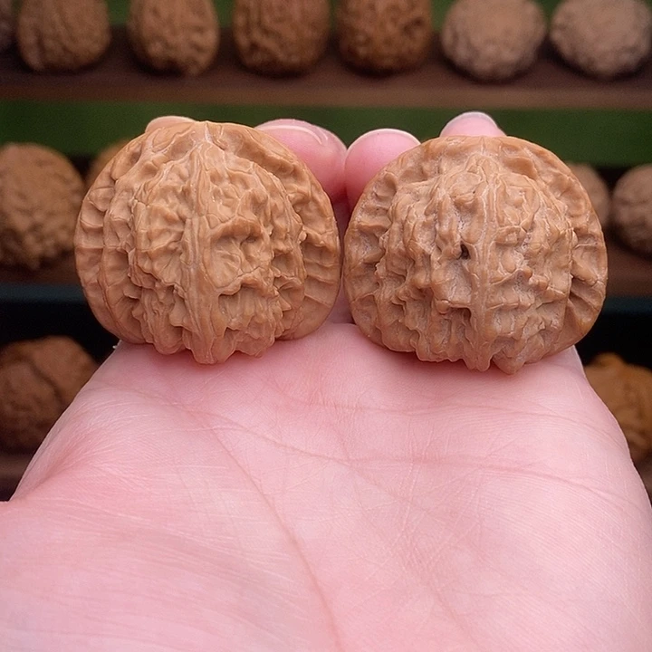 文玩核桃吊坠微微修球白