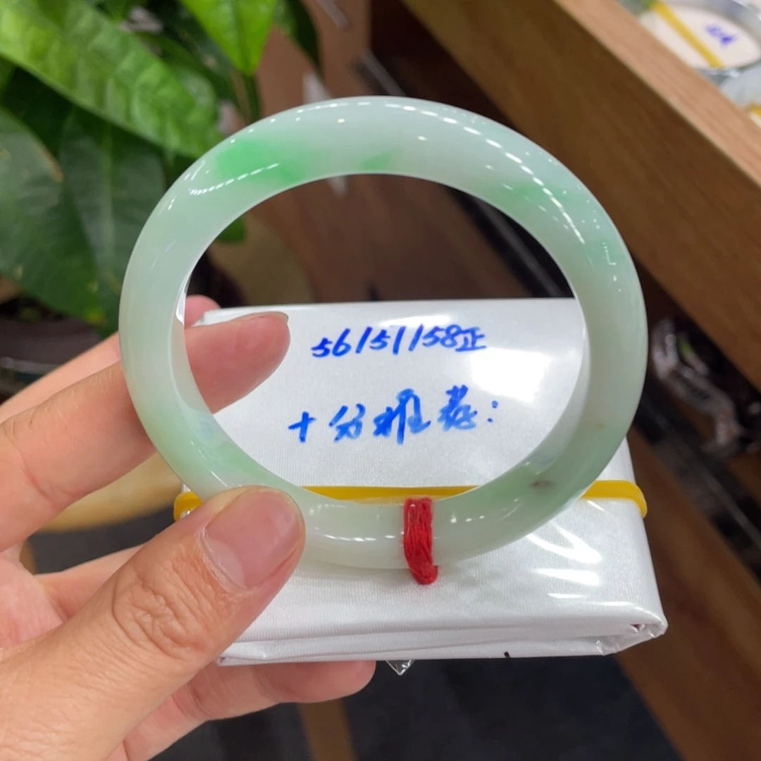 翡翠手镯未镶嵌天然翡翠