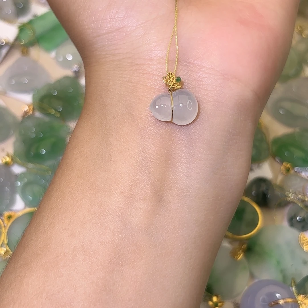 翡翠18K金镶嵌颈饰葫芦