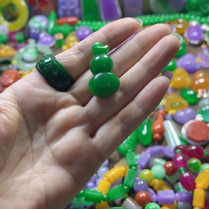 翡翠未镶嵌颈饰吊坠