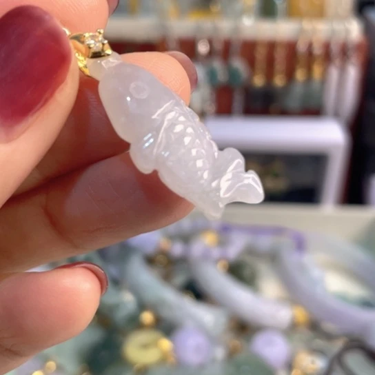 翡翠未镶嵌颈饰冰冰的小鱼