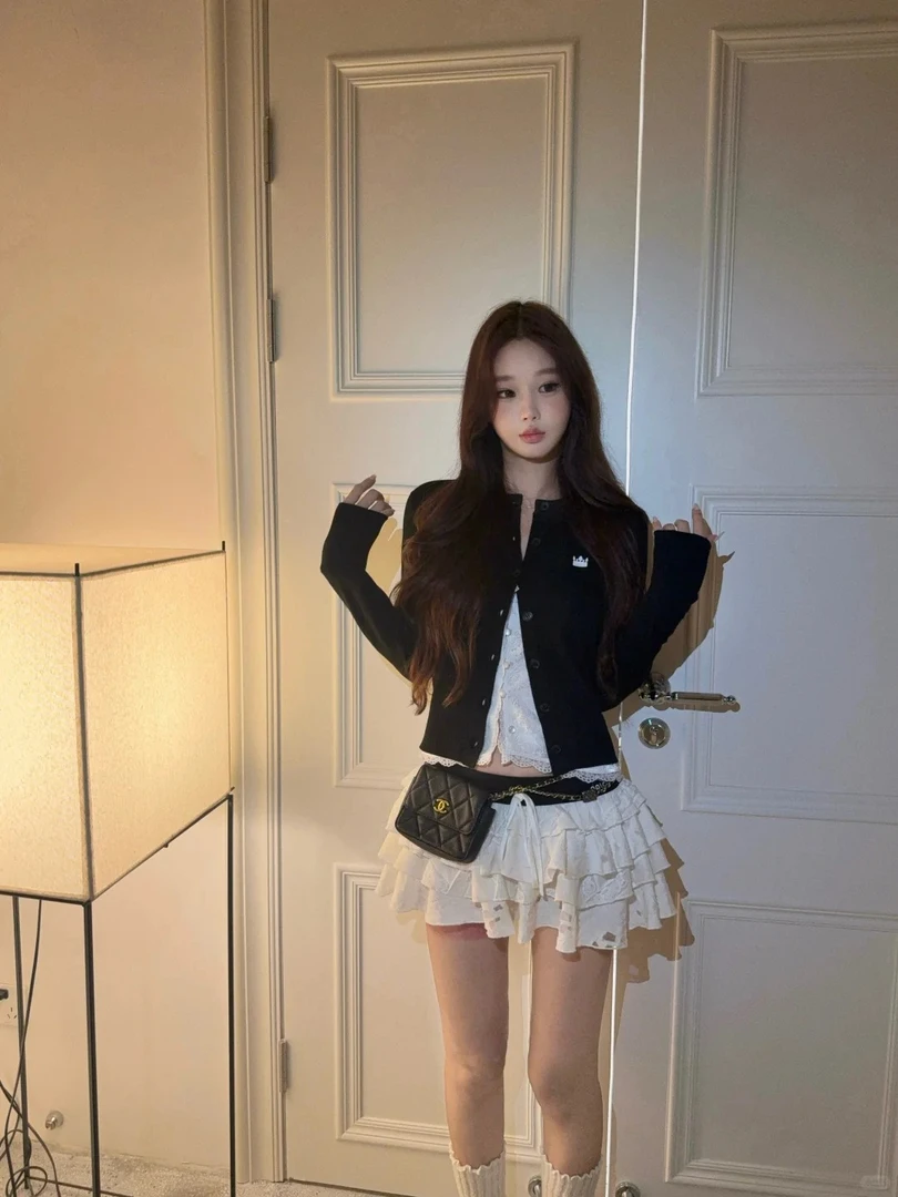 秋季新款气质蕾丝花边内搭吊带背心+修身显瘦针织开衫配蛋糕裙女