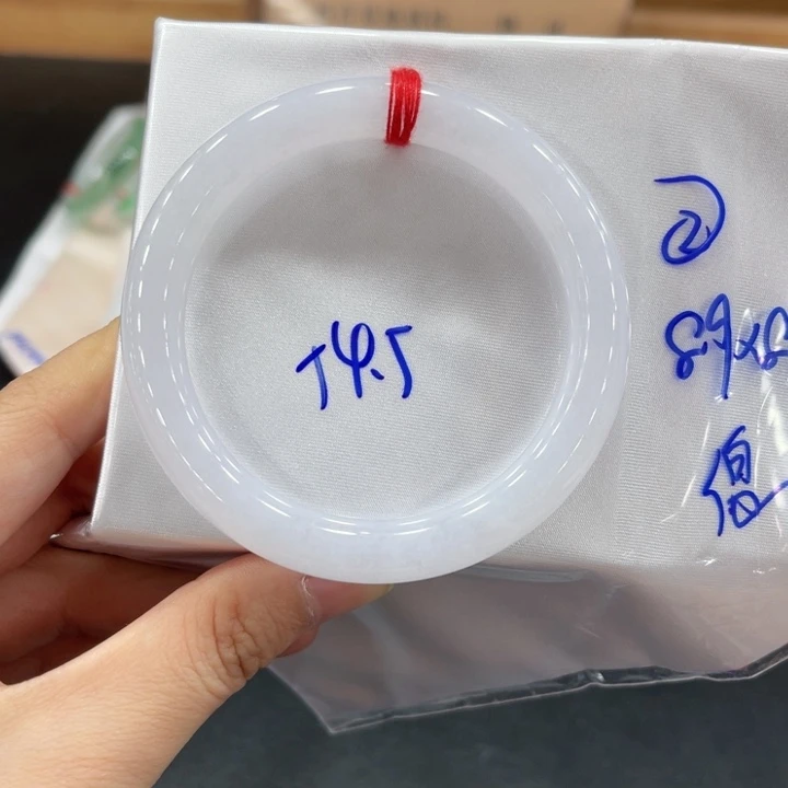 翡翠手镯未镶嵌翡翠